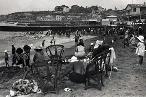 El “reglamento de baños” de 1888: hombres y mujeres separados en la playa, vestidos desde el cuello hasta la rodilla