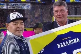 Maradona recibe la camiseta de Boca con su nombre de parte de Miguel Brindisi.