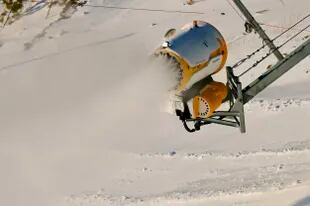 Una máquina esparciendo nieve artificial en el Centro Nacional de Esquí Alpino, sede de los Juegos Olímpicos de Invierno 2022, en Yanqing