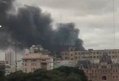 Impresionante incendio en Avellaneda: el humo se ve desde zona Norte