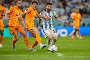Messi, la pelota y dos rivales