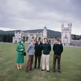 La reina y su marido junto a sus hijos, el príncipe Eduardo (segundo desde la izquierda), el príncipe Carlos (segundo desde la derecha) y el príncipe Andrés (derecha) en septiembre de 1979. 