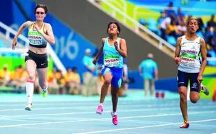 Final de los 100 metros de los Juegos Paralímpicos de Río: la argentina Yanina Martínez (en el centro) se encamina a conquistar la medalla dorada. Foto:  DPA/Jens Buettner
