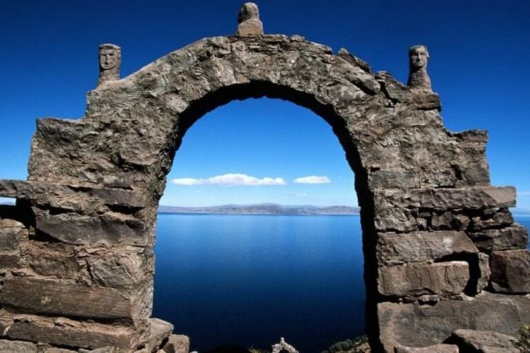 Taquile se encuentra en el lado peruano del Lago Titicaca y su larga historia de aislamiento ayudó a preservar su cultura única