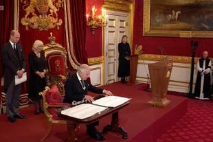 Carlos III fue proclamado nuevo monarca en una ceremonia histórica: "Dios salve al rey".