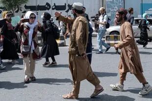 Talibanes dispersan esta semana una marcha de mujeres en Kabul