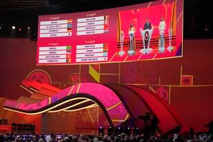La imagen muestra el sorteo del Mundial se lleva a cabo en Doha, Qatar, el viernes 1 de abril de 2022 (AP Foto/Darko Bandic)
