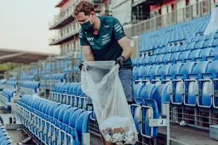 Sebastian Vettel se quedó a recoger basura de las gradas de Silverstone