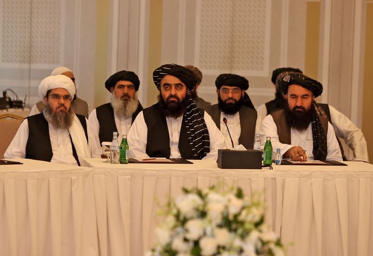 La delegación talibana, en Doha. (Photo by KARIM JAAFAR / AFP) 