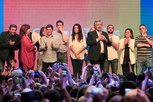 La noche del triunfo electoral: Vanesa Siley está en el exclusivo escenario junto con Cristina Kirchner, Alberto Fernández y la cúpula de La Cámpora