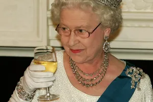 Le aconsejan a la reina Isabel dejar su trago diario
