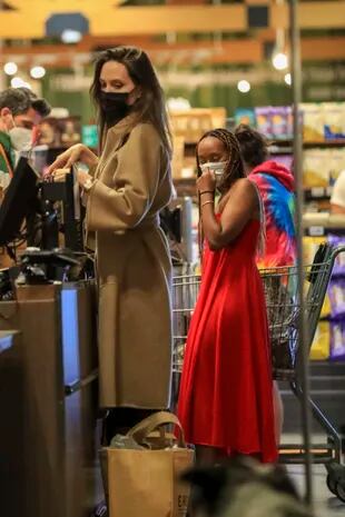 Salida de compras. Angelina Jolie y su hija Zahara fueron vistas comprando víveres en Erewhon 