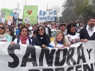 Los docentes marcharon al cumplirse el mes de la muerte de la vicedirectora y un auxiliar en una escuela de Moreno