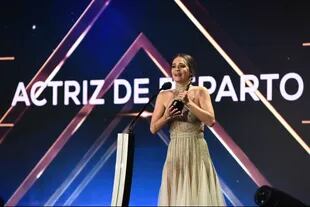 Luz Cipriota, emocionada con su premio a la mejor actriz de reparto