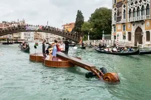 Un violín gigante surca las aguas de Venecia con un mensaje de renacimiento