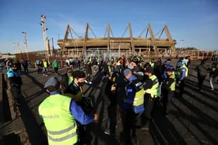 Control policial en el ingreso de hinchas de Aldosivi, club que utiliza el estadio para disputar la Liga Profesional