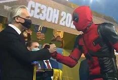 Rusia: se consagró campeón y recibió la medalla disfrazado de Deadpool