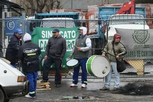 Militantes de camioneros durante el bloqueo a una empresa