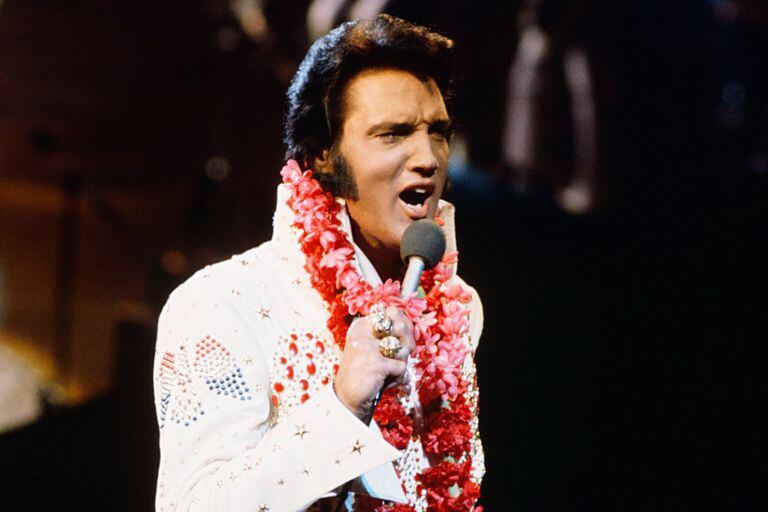 Elvis Presley se presentó en Honululu, Hawai, en un evento que vieron millones de personas alrededor del mundo.