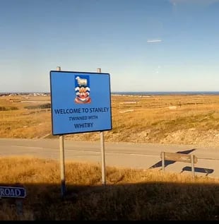 El cartel que da la bienvenida a la capital de las Malvinas