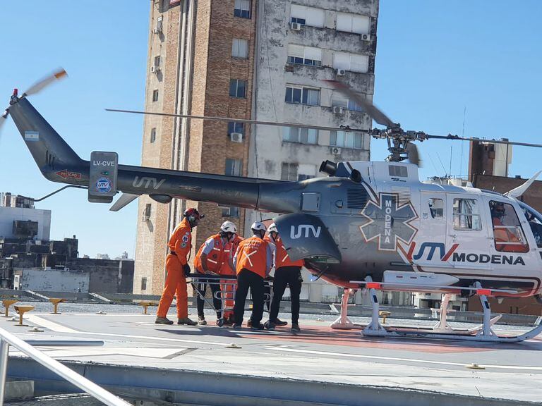 El helicóptero sanitario que trasladó a Reutemann, cuando aterrizó en el Sanatorio Parque de Rosario