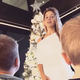 La actriz le pidió a sus hijos que le enseñen una canción navideña, pero Elias le marcó un error de pronunciación