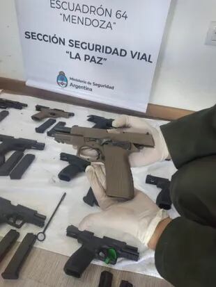 Una pistola Bersa, transportada ilegalmente por el pasajero de un ómnibus que se dirigía desde Retiro hacia Chile, vía, Mendoza