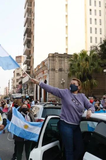 Cientos de manifestantes se acercaron a la Plaza Independencia de Tucumán