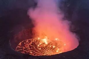 El Nyiragongo es uno de los volcanes más activos del mundo y suele ser ascendido por turistas que quieren contemplar el lago de lava alojado en su cráter