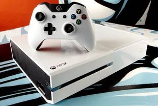 Una vista de la Xbox One blanca, que forma parte de una edición limitada de Microsoft anunciada en la feria Gamescon