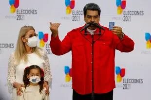Nicolás Maduro, junto a su mujer, Cilia Flores 