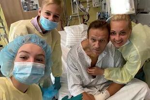 Alexei Navalny, en el hospital de Alemania junto a su familia