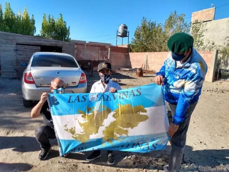 Veteranos de Malvinas le regalaron una bandera a Thiago