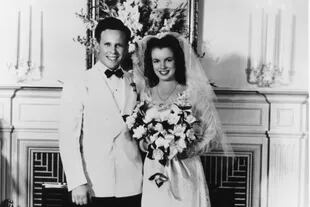 Marilyn y su primer marido, James Dougherty, en el día de la boda