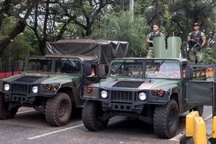 Soldados paraguayos controlan la frontera con Brasil