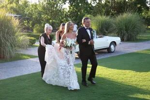 Muy emocionada, la novia llegó al altar del brazo de su padre, Daniel, mientras Claudia Villafañe, la wedding planner, le acomodaba el vestido.