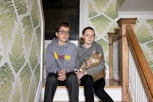 Wes y Zoe Sumner, de 16 y 13 años, en su casa de Minneapolis, el 12 de febrero de 2021