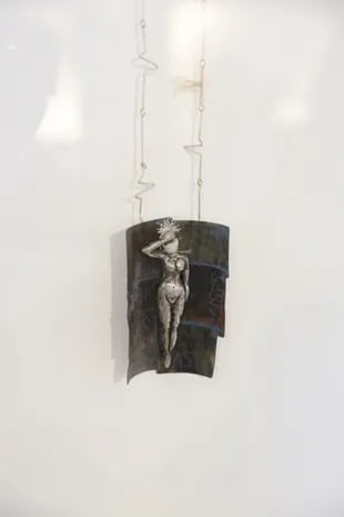 Colgante de Ludovica Riccardi en plata, cobre, bronce y tela