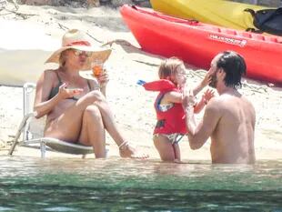 Kate Hudson eligió para relajarse Grecia, a donde viajó con sus hijos y su pareja, Danny Fujikawa