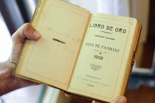 Nombres tachados y anotaciones extras en el Libro de Oro de 1908 que exhibe el museo Beccar Varela de San Isidro