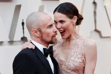 Sam Rockwell junto a su mujer, la actriz Leslie Bibb muy enamorados en la alfombra roja de los Oscar