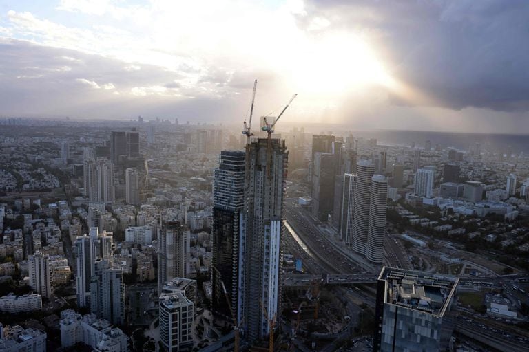Una vista aérea muestra el desarrollo urbano de Tel Aviv