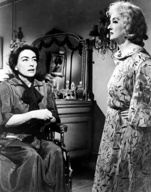 Joan Crawford y Bette Davis juntas en una escena de ¿Qué fue de Baby Jane? (1962)