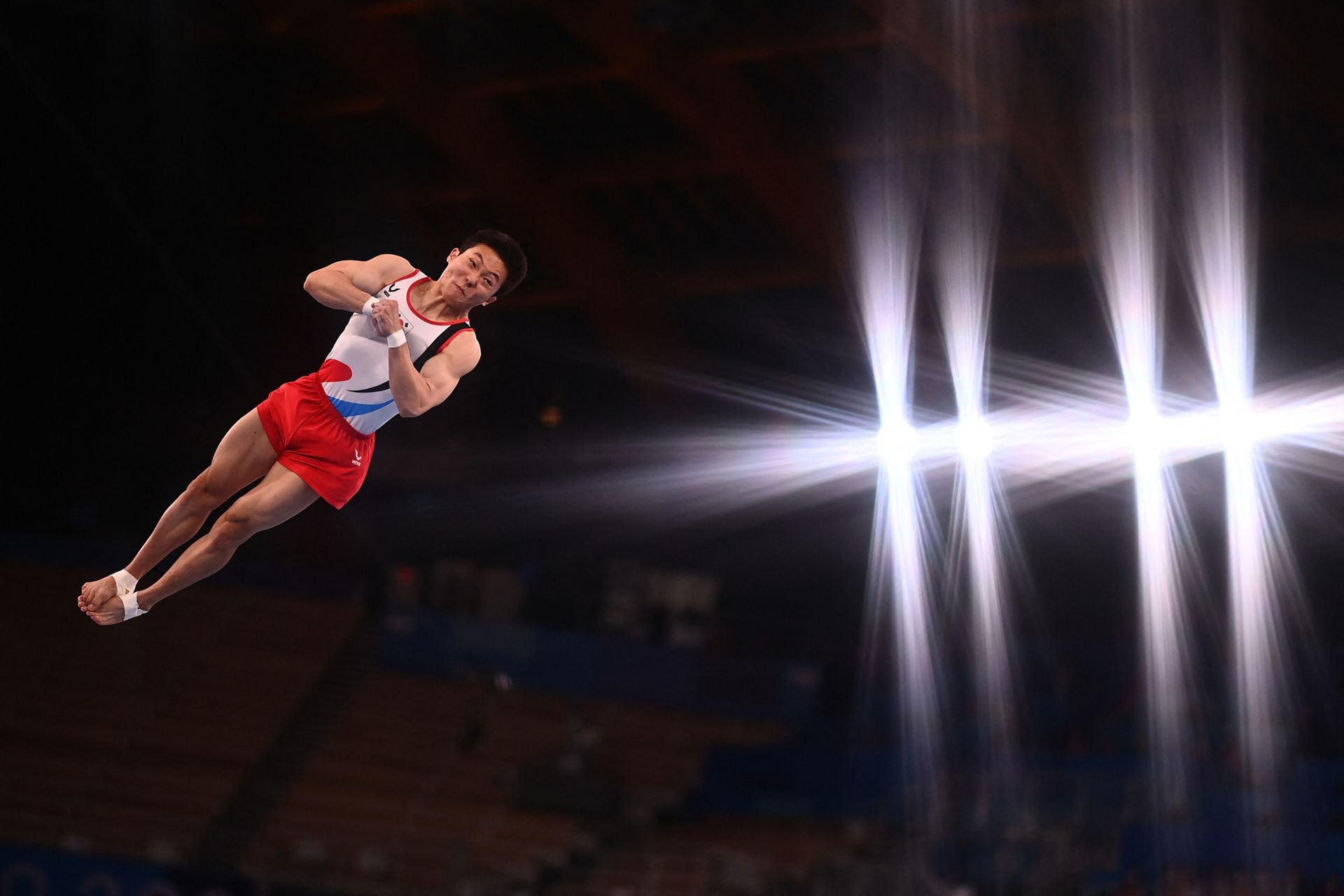 Jeahwan Shin, de Corea del Sur, salta en la final de gimnasia artística 