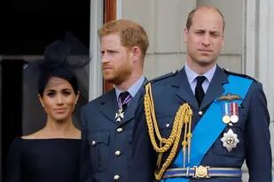 De derecha a izquierda: el príncipe William, el príncipe Harry y su mujer, la actriz norteamericana Meghan Markle