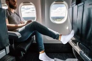 Una azafata explicó por qué nunca hay que sacarse los zapatos en un avión