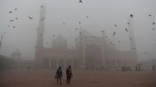 La Jama Masjid, una de las principales mezquitas de la India, se recorta sobre un fondo de sombras en Delhi