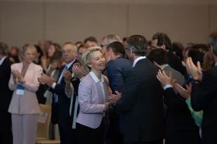 06/05/2022 El presidente del Gobierno, Pedro Sánchez, besa a la presidenta de la Comisión Europea, Ursula von der leyen, en la XXXVII Reunió Cercle d'Economia. POLITICA ESPAÑA EUROPA CATALUÑA ECONOMIA DAVID ZORRAKINO - EUROPA PRESS