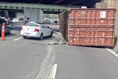 Un camión chocó con un puente en la avenida General Paz y el contenedor que llevaba cayó sobre un auto