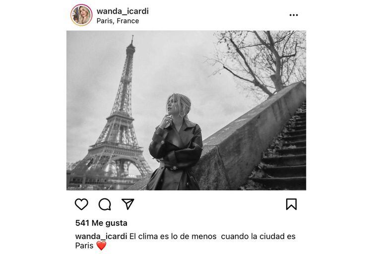 Wanda Nara publicó una imagen posando desde la Torre Eiffel el mismo día que Messi llegó a París, pero luego la borró